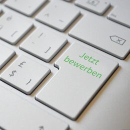 Tastatur, mit Aufschrift auf der Enter-Taste "Jetzt bewerben"