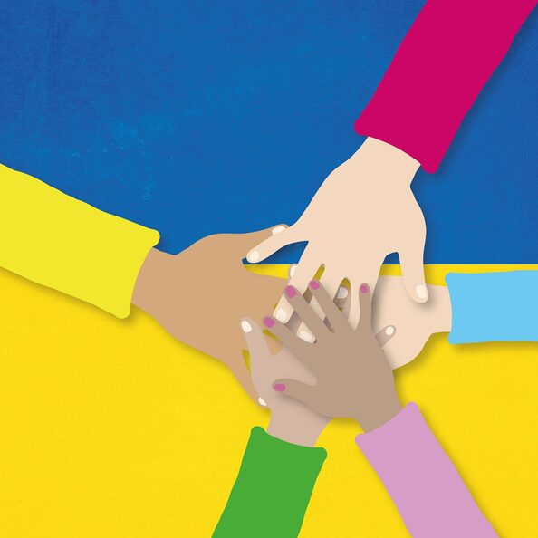 Illustration: Verschiedene Hände mit farbigen Ärmeln treffen sich über einer blaugelben Flagge der Ukraine