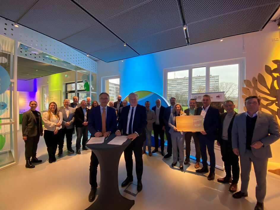 Im Beisein der Bürgermeisterin und der Bürgermeister unterzeichneten Landrat Wolfgang Spelthahn und Andreas Kersting den Kooperationsvertrag.